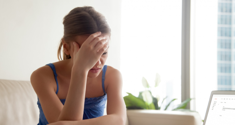 Mujer deprimida. Primavera gris”: los efectos que puede tener el cambio de estación en la salud mental