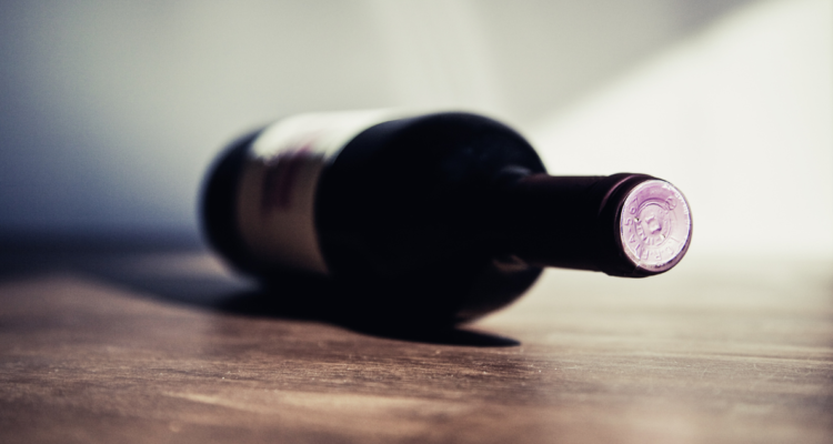 Botello de vino en el suelo. Signos de que podrias tener problemas con el alcohol