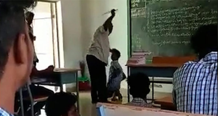 Una captura del momento en que un profesor golpea al menor.