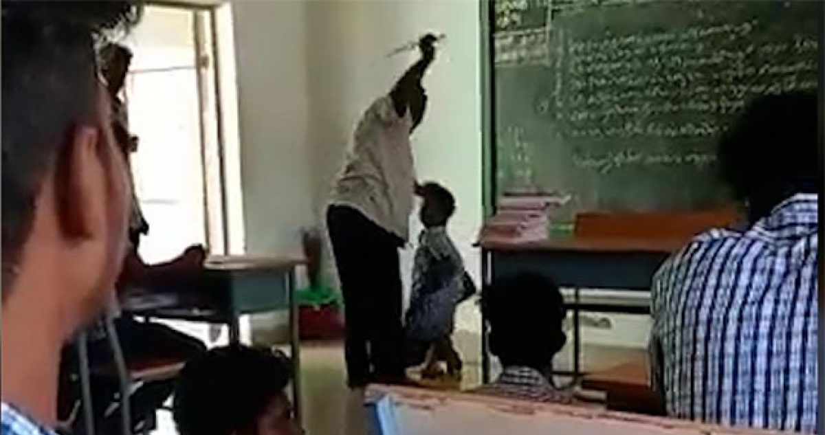 Una captura del momento en que un profesor golpea al menor.