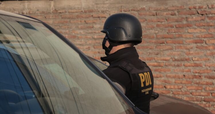 Un detective de la PDI durante un operativo, foto de contexto.