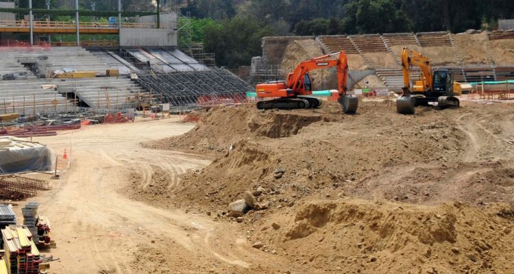 Más de mil millones adicionales a lo presupuestado: GORE retoma construcción de estadio en Quemchi