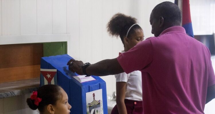 Un hombre ejerce su derecho al voto durante la jornada de votaciones, en el marco del referendo sobre el nuevo código de familia, en La Habana (Cuba).