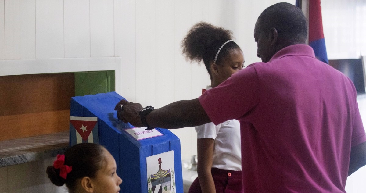 Un hombre ejerce su derecho al voto durante la jornada de votaciones, en el marco del referendo sobre el nuevo código de familia, en La Habana (Cuba).
