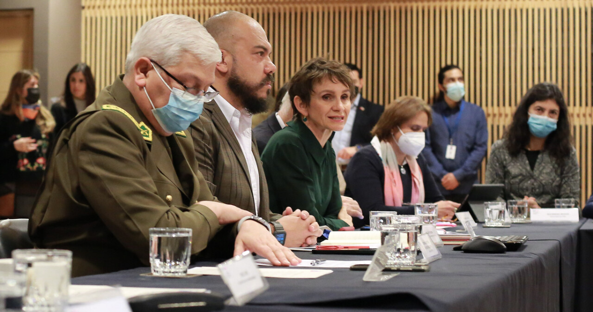 La ministra del Interior, Carolina Tohá, y el Subsecretario de Prevención del Delito, Eduardo Vergara, encabezan la primera sesión de la unidad consultiva para la reforma a Carabineros.