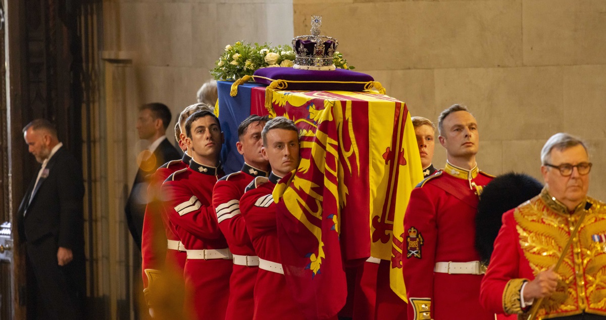 Guardias cargan el féretro de la reina Isabel II.
