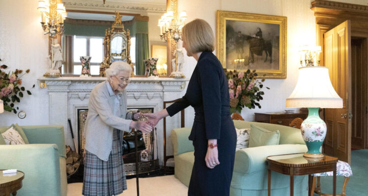 La reina Isabel II recibe a la primera ministra Liz Truss