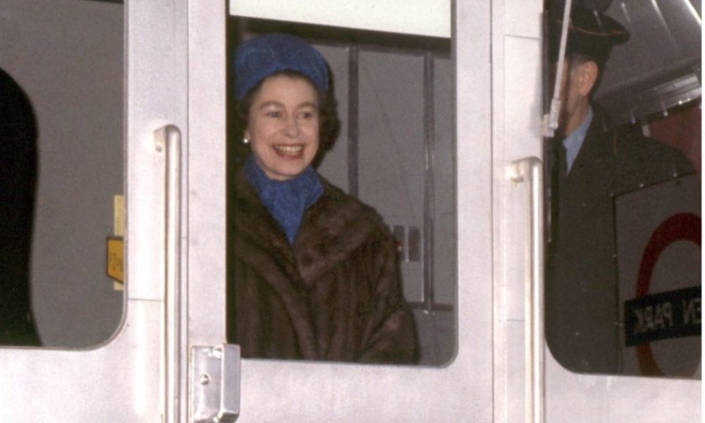 Isabel II en el metro
