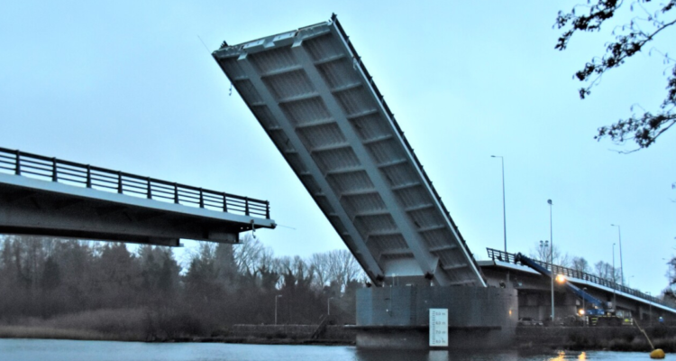 MOP confirma arribo de piezas para la reparación definitiva del Puente Cau Cau en Valdivia.