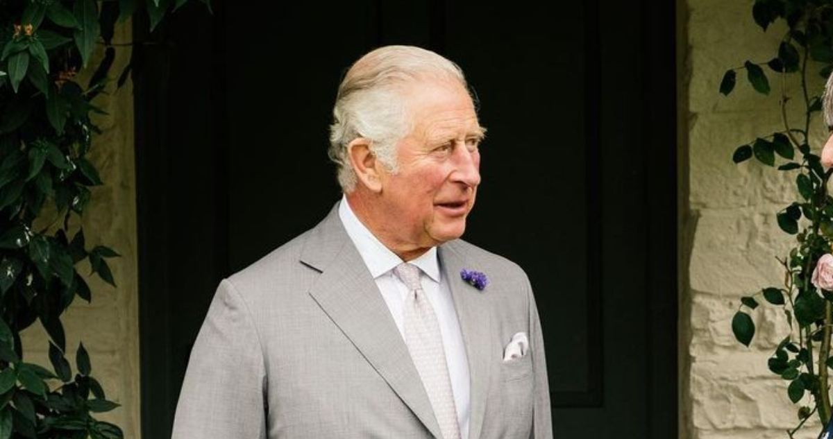 El rey Carlos III mira hacia un costado serio. El rey Carlos III podría tener su coronación meses después.