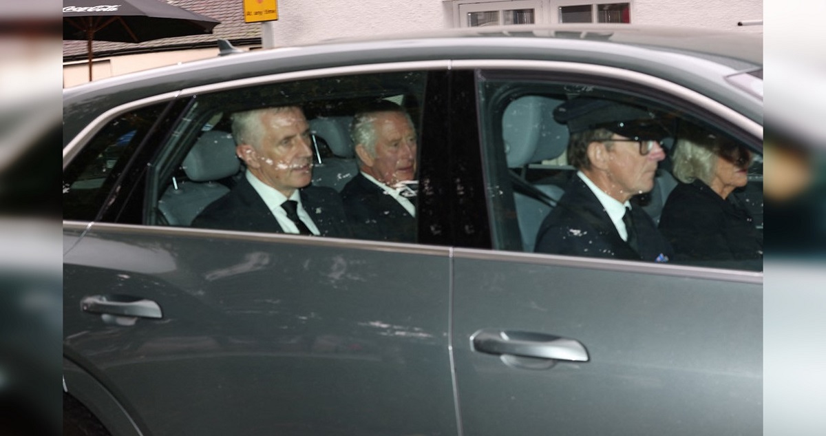 El rey Carlos III en un automóvil, saliendo desde el castillo en Balmoral.