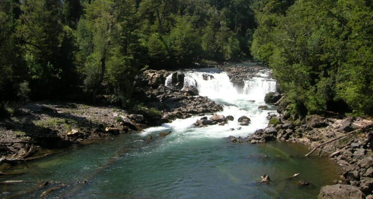 Toman muestras en rio golgol