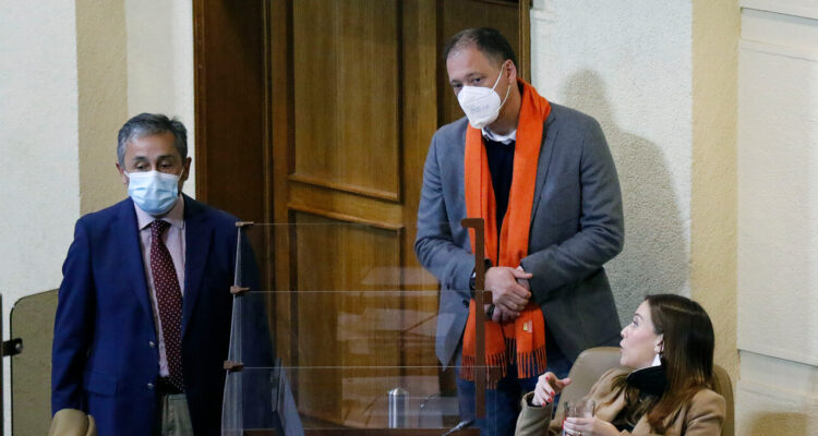 Los diputados Eduardo Durán (i), José Miguel Castro (c) y Camila Flores (d), durante la Sesión Especial de la Cámara de Diputados