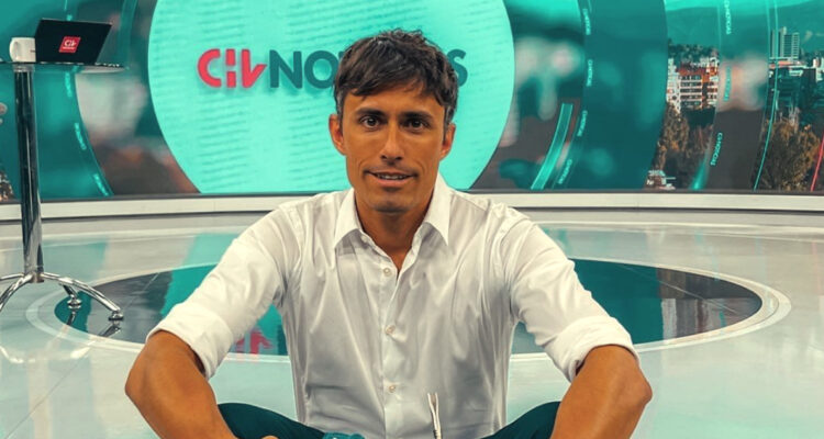 El periodista Roberto Cox en el set de CHV Noticias. El periodista sufrió un desliz con el cambio de hora.