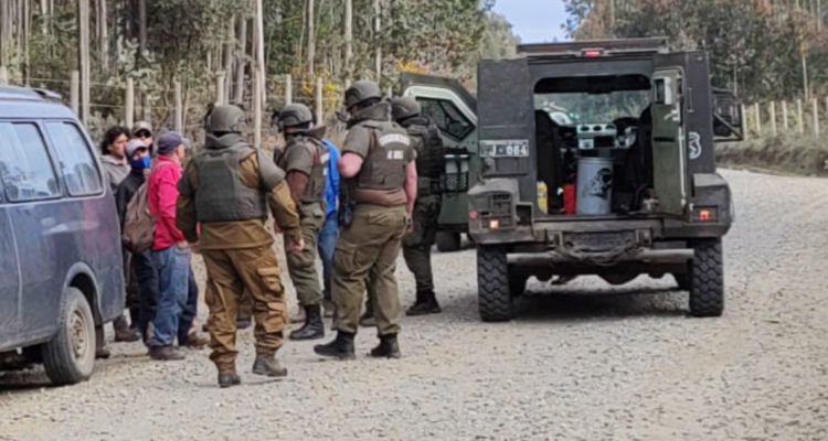 19 lesionados, entre civiles y carabineros, deja operativo por robo de madera en predio de Arauco.