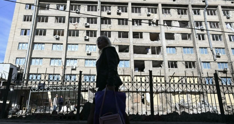 Una mujer camina frente a un edificio destruido en Kramatorsk, en la región de Donetsk, el 22 de septiembre de 2022, en medio de la invasión rusa de Ucrania.