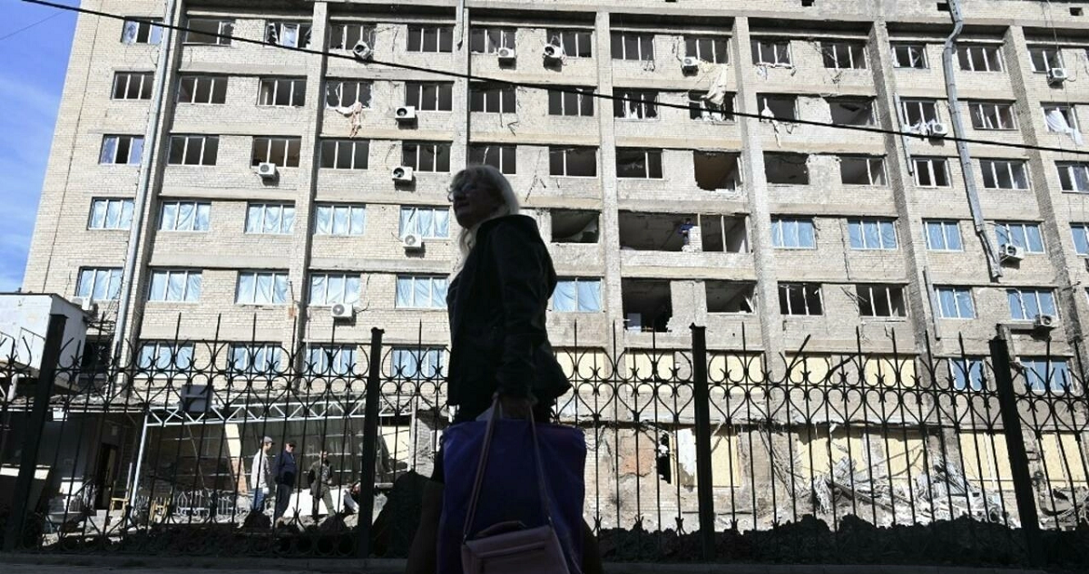 Una mujer camina frente a un edificio destruido en Kramatorsk, en la región de Donetsk, el 22 de septiembre de 2022, en medio de la invasión rusa de Ucrania.