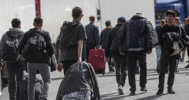 Rusos escapan del país para no ser reclutados.