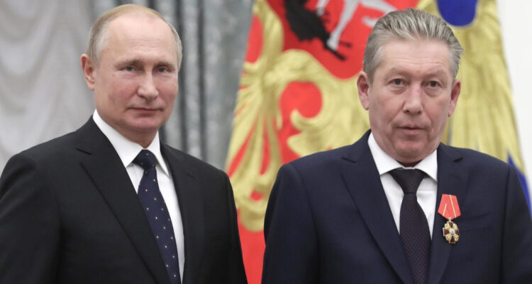 Vladimir Putin condecora al, hoy occiso, Ravil Maganov, con la Orden de Alexander Nevsky.