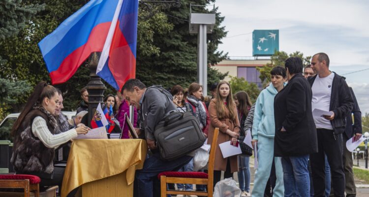 Ucranianos votando en el referéndum.
