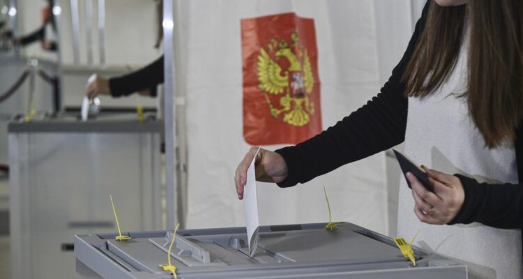 Una mujer vota en el referéndum.