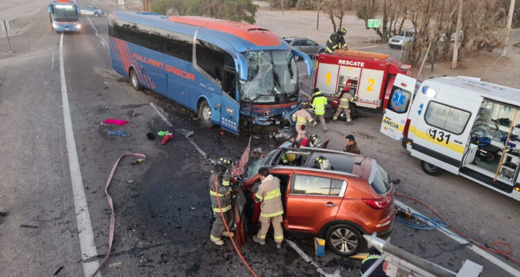 Dos muertos deja colisión frontal entre bus con trabajadores y vehículo ...