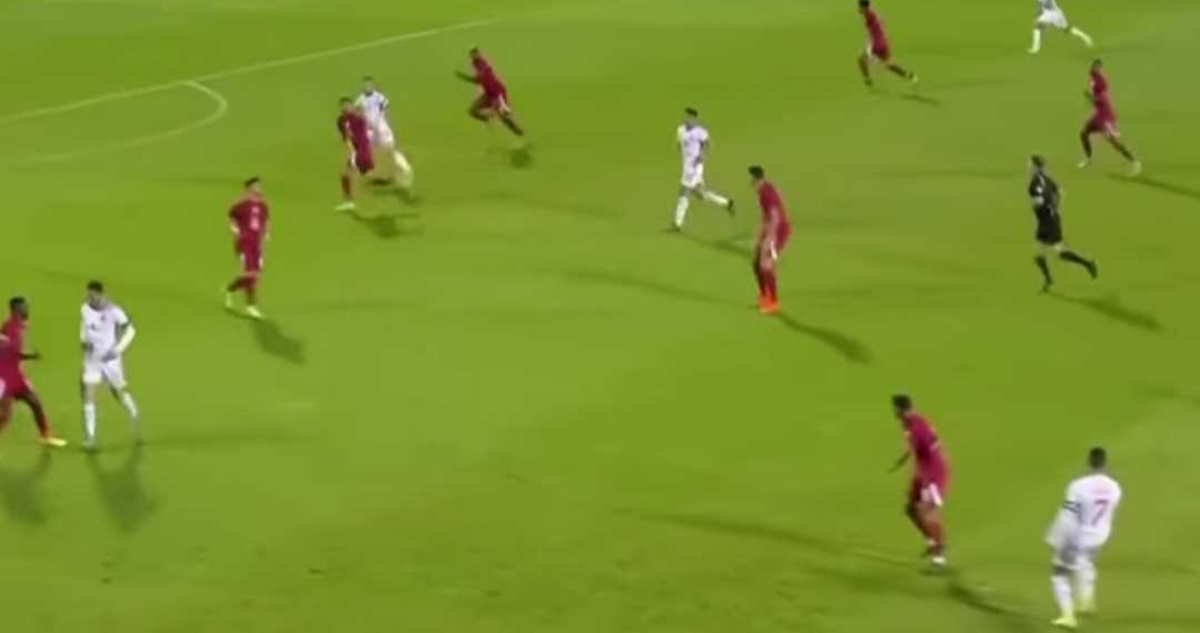 Alexis Sánchez es el blanco de las criticas en el primer tiempo.