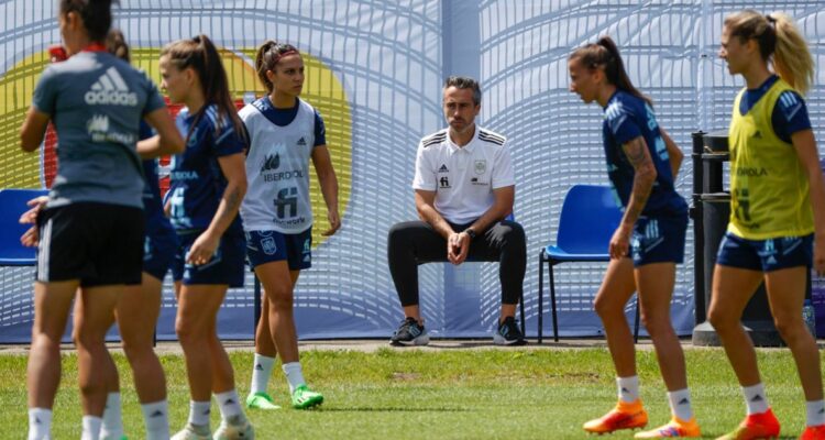 Jugadoras de la Selección de España femenina renuncian para pedir la salida del DT.