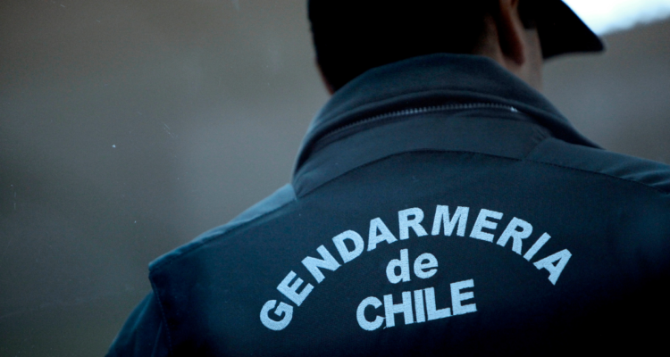 Imagen de un gendarme de espalda.