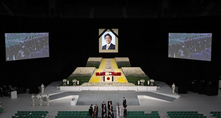 Un retrato del ex ministro japonés Shinzo Abe en el escenario durante el funeral de estado del ex ministro en Nippon Budokan en Tokio, Japón.