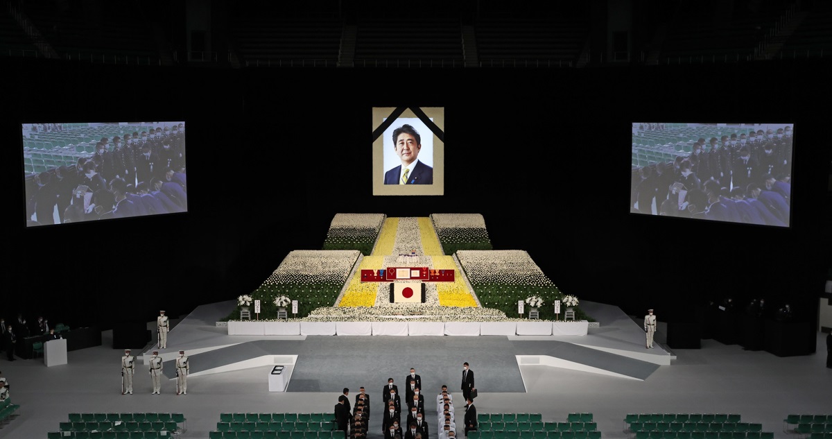 Un retrato del ex ministro japonés Shinzo Abe en el escenario durante el funeral de estado del ex ministro en Nippon Budokan en Tokio, Japón.