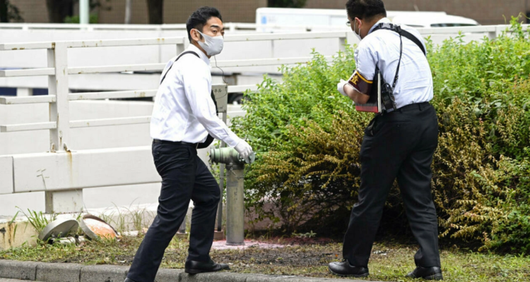 La policía inspecciona la escena donde un hombre se prendió fuego, cerca de la Oficina del Primer Ministro en Tokio.