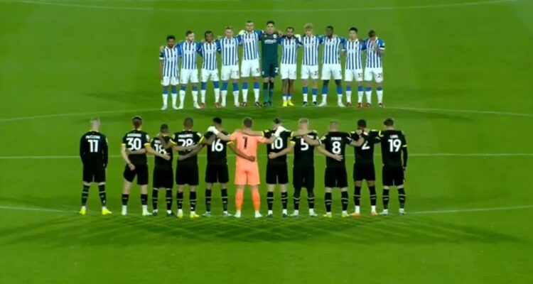 Simbólica protesta del irlandés James McClean durante el minuto de silencio por Isabel II