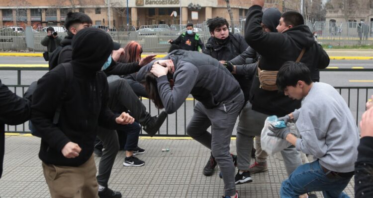 Identifican a 4 detenidos acusados de agresión a hermano de Presidente Boric