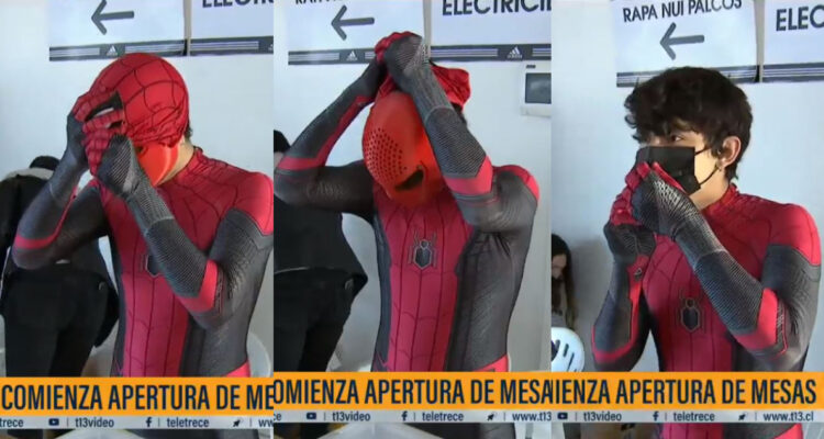 Vocal de mesa disfrazado de Spider-Man sacándose sus máscaras.