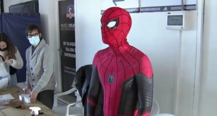 Vocal de mesa disfrazado de Spider-Man en el Estadio Nacional.