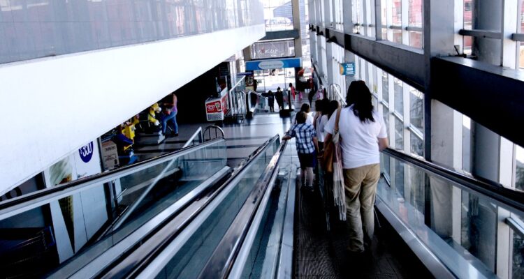 Sernac pedirá explicaciones a retail y supermercados por pedir boleta a clientes al salir de locales