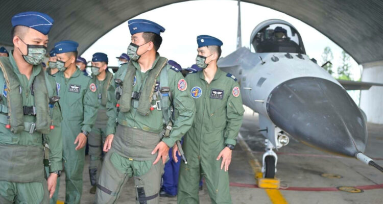 Pilotos del ejército de Taiwán en una base de la fuerza aérea en las islas Penghu.