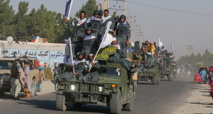 Unos nuevos combatientes reclutados por los talibanes desfilan durante su graduación en Herat.