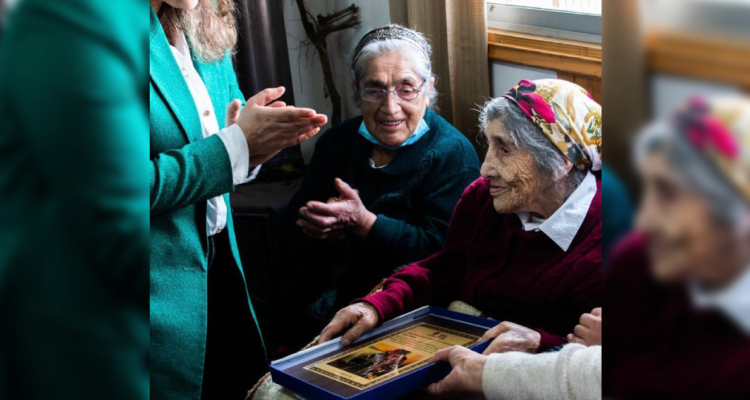 Tejedora mapuche de 99 años en Valdivia