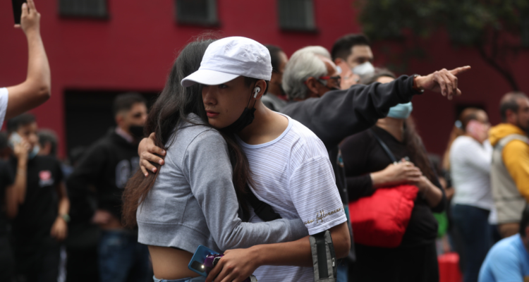 Personas en México tras terremoto ocurrido este 19 de septiembre.