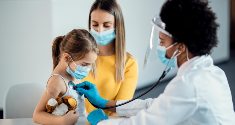 Pediatra auscultando el pecho de una niña. Cómo funciona el test del sudor para detectar la fibrosis quística