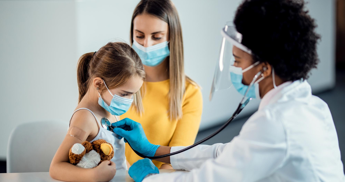 Pediatra auscultando el pecho de una niña. Cómo funciona el test del sudor para detectar la fibrosis quística