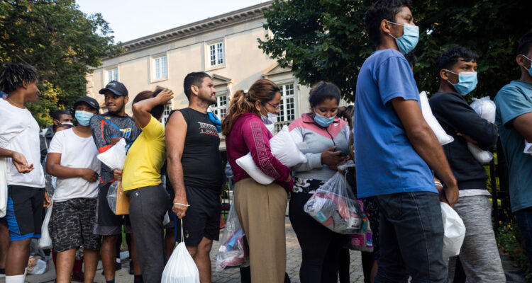 Gobernador de Texas envía otro bus con migrantes a la residencia de Kamala Harris
