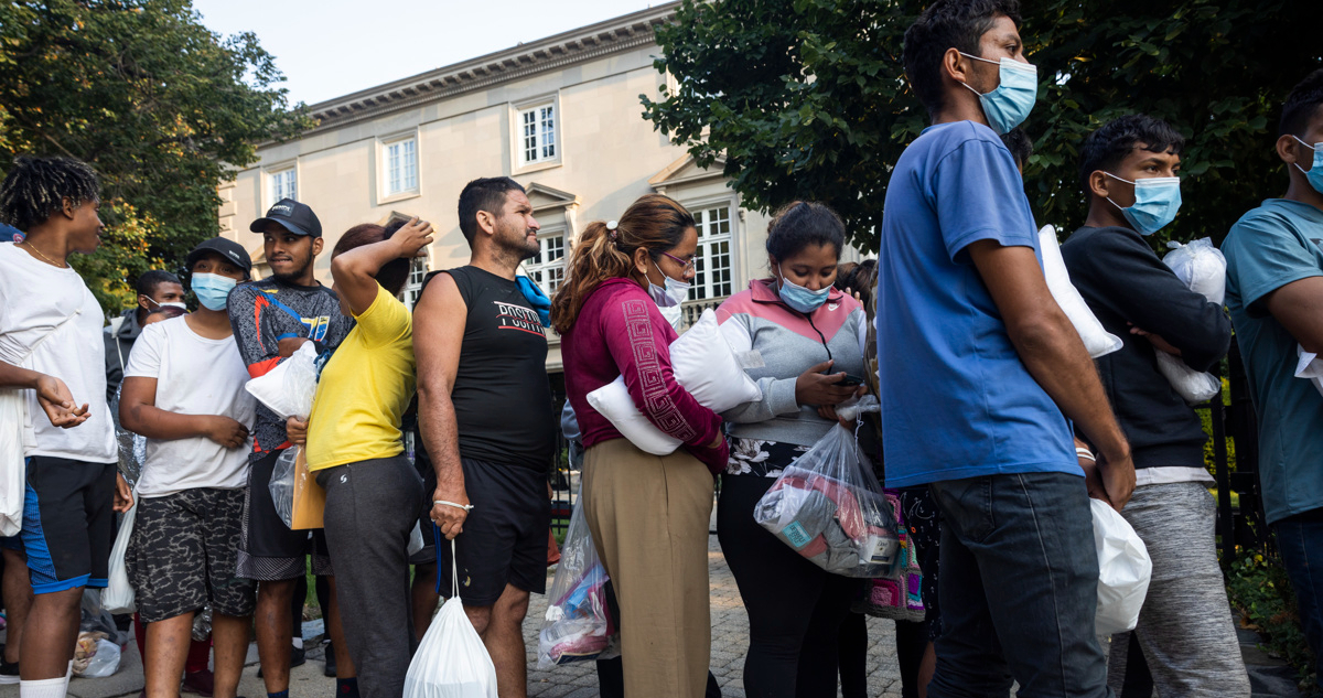 Gobernador de Texas envía otro bus con migrantes a la residencia de Kamala Harris