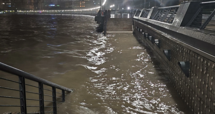 Una zona inundada junto al río Huangpu tras las copiosas lluvias provocadas por el tifón Muifa.