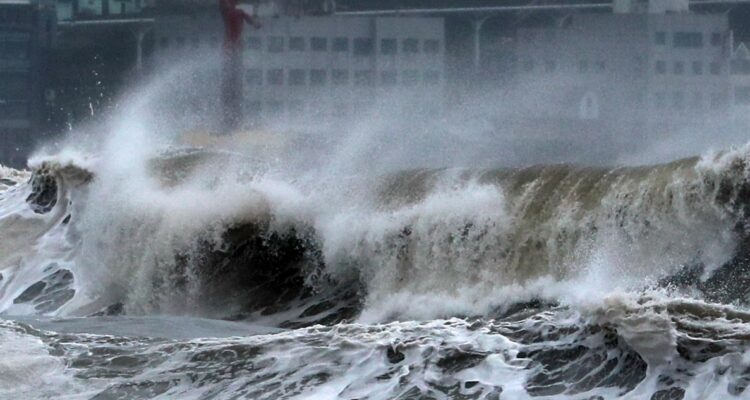 Oleaje causado por el tifón Nanmadol.