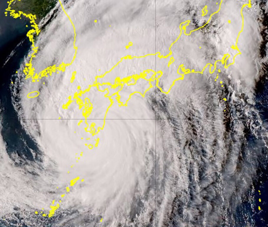 Visión satelital del tifón Nanmadol.