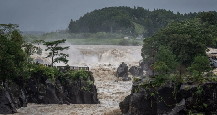 Las aguas del río Sendai, en Isa, Japón, el 19 de septiembre de 2022, antes de la llegada del tifón Nanmadol.