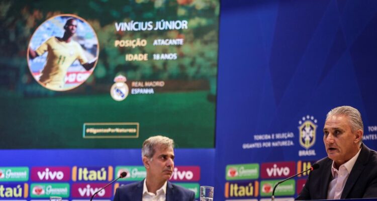 Tite defendió con todo a Vinicius